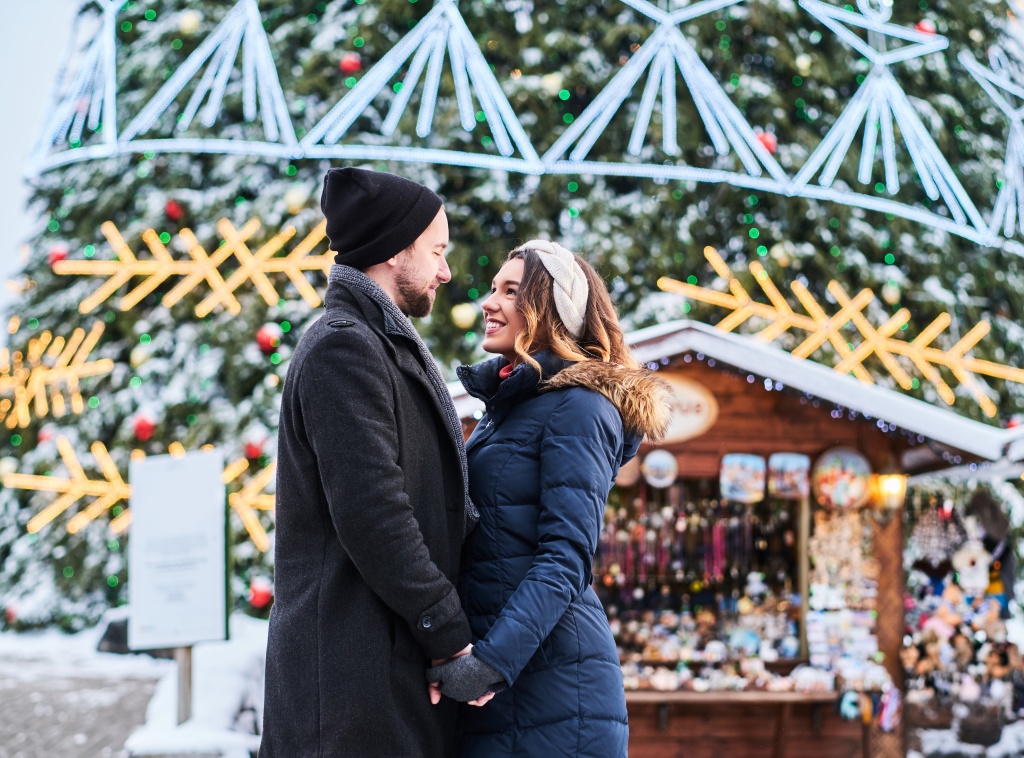 Фото: fxquadro. Источник: ru.freepik.com happy-couple-wearing-warm-clothes-hold-hands-and-look-at-each-other-standing-near-a-city-christmas-tree-enjoying-spending-time-together.jpg